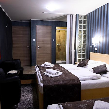 Palermo Panzio Hotel นีเรกฮาซา ภายนอก รูปภาพ