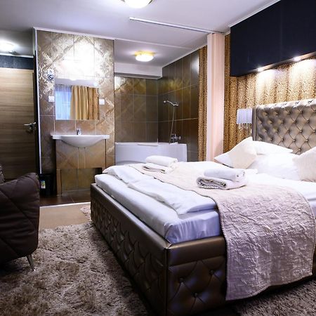 Palermo Panzio Hotel นีเรกฮาซา ภายนอก รูปภาพ