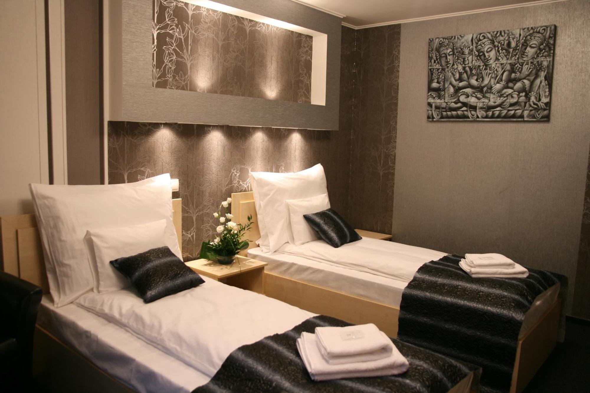 Palermo Panzio Hotel นีเรกฮาซา ภายนอก รูปภาพ