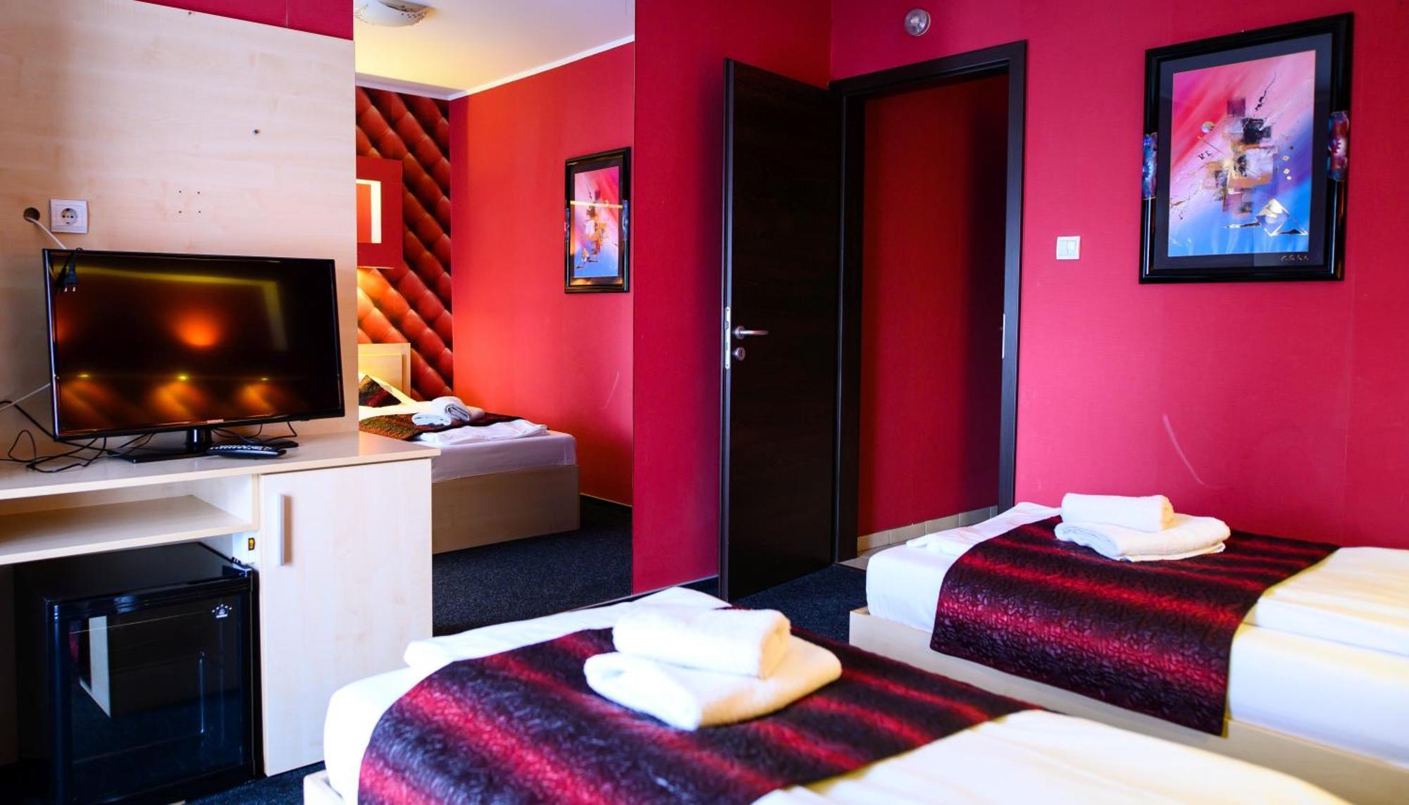 Palermo Panzio Hotel นีเรกฮาซา ภายนอก รูปภาพ