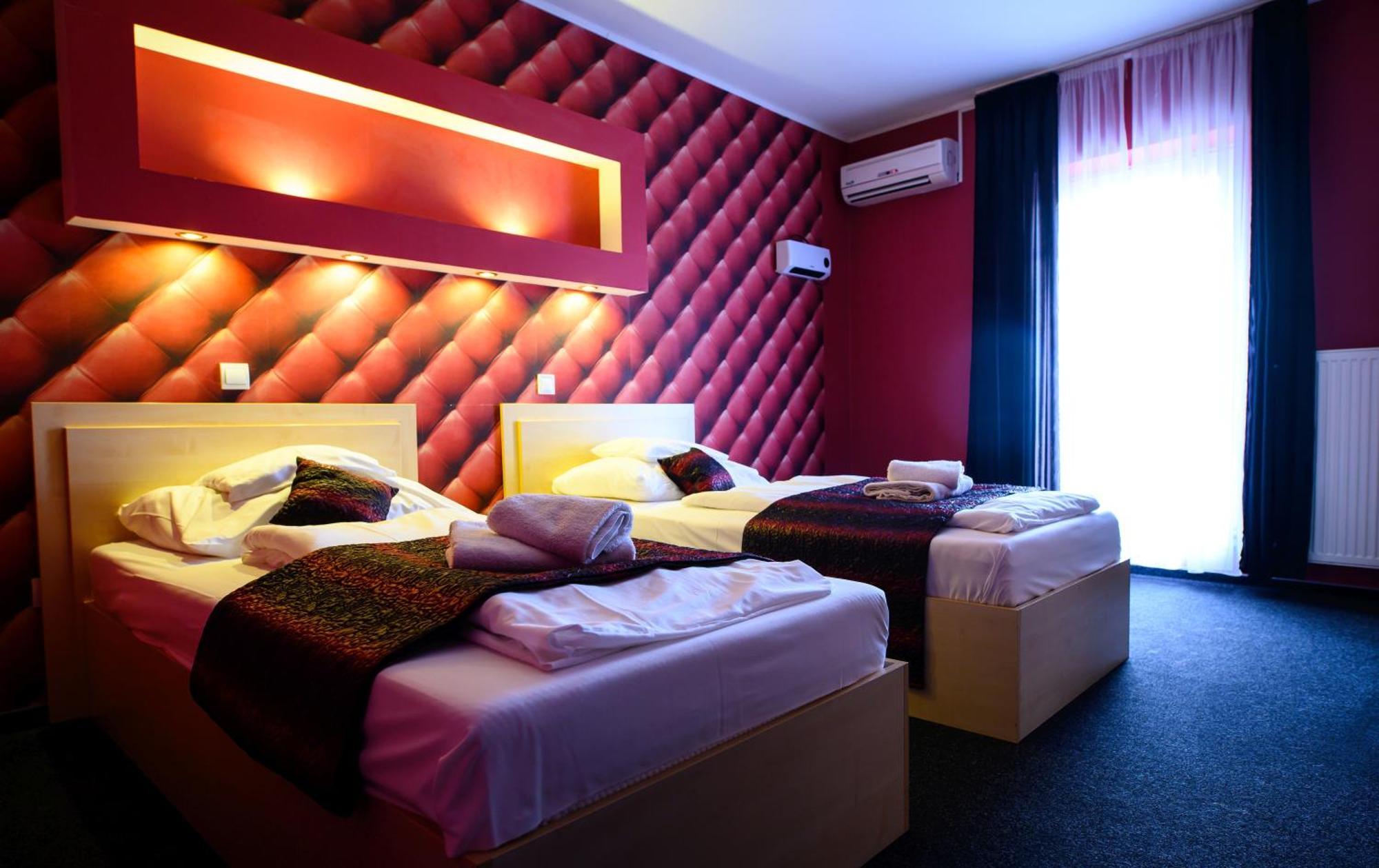 Palermo Panzio Hotel นีเรกฮาซา ภายนอก รูปภาพ