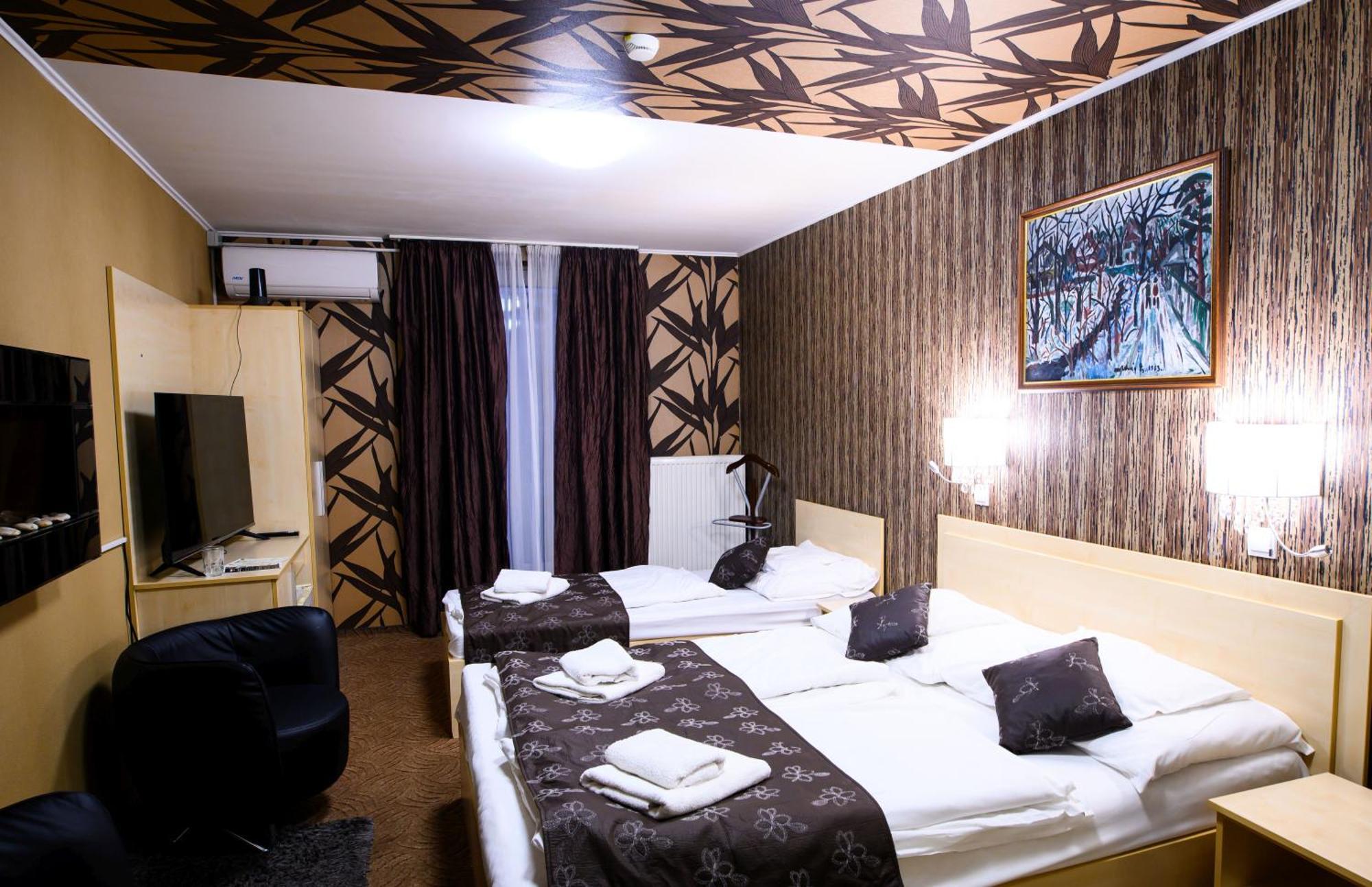 Palermo Panzio Hotel นีเรกฮาซา ภายนอก รูปภาพ