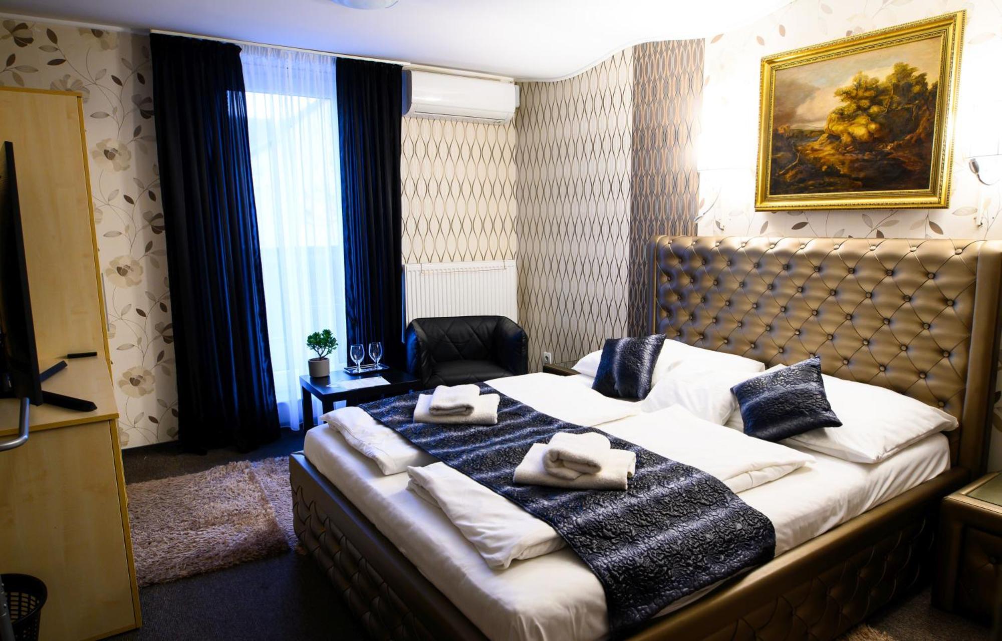 Palermo Panzio Hotel นีเรกฮาซา ภายนอก รูปภาพ
