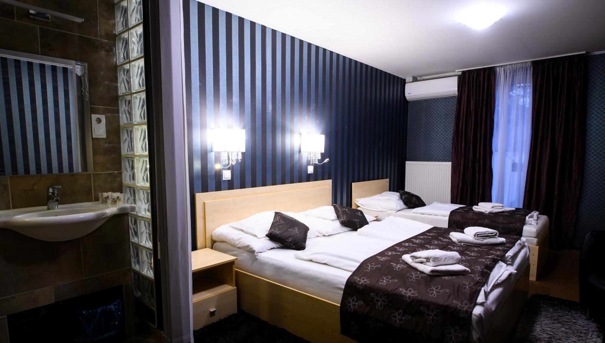 Palermo Panzio Hotel นีเรกฮาซา ภายนอก รูปภาพ