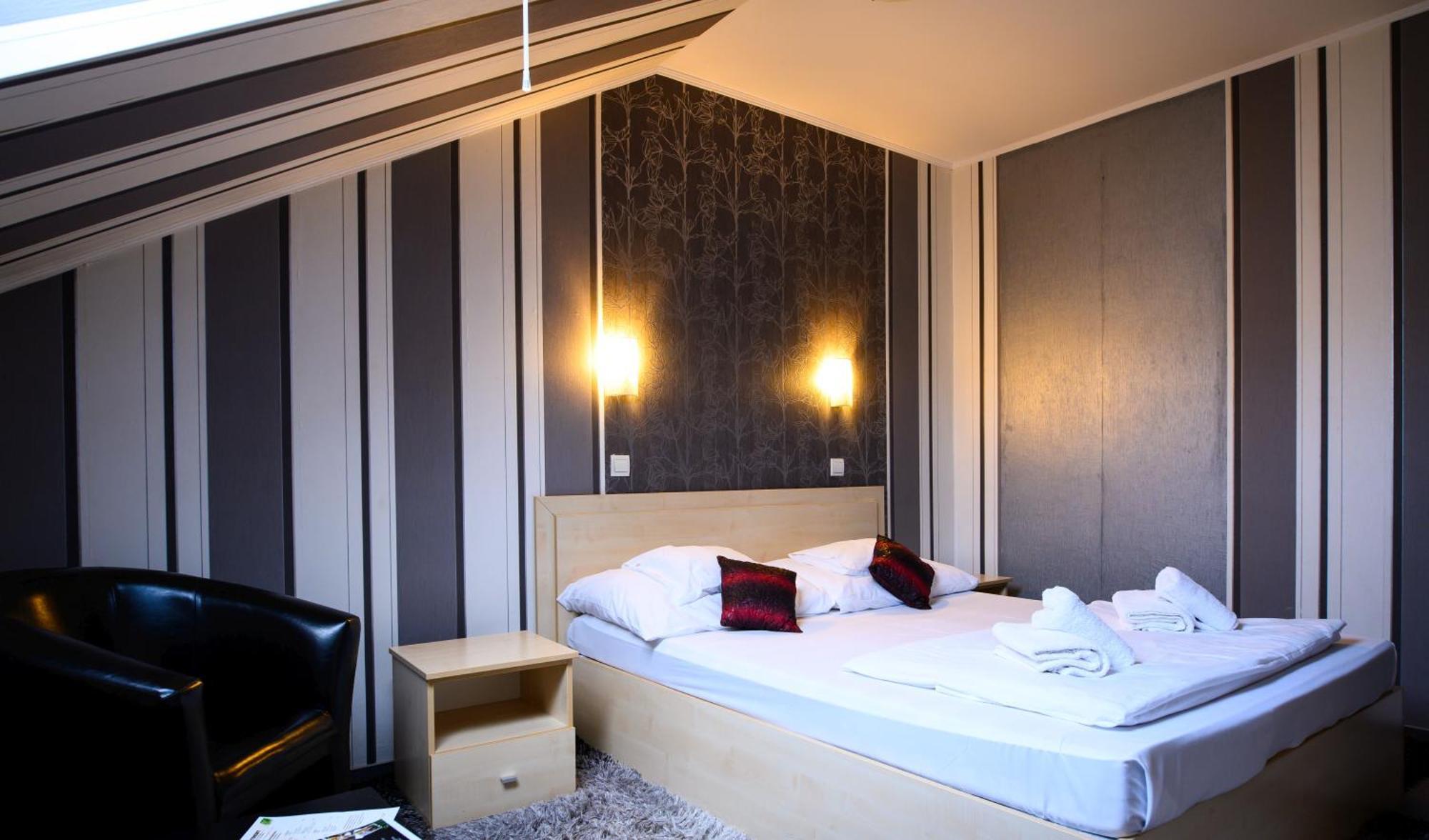 Palermo Panzio Hotel นีเรกฮาซา ภายนอก รูปภาพ
