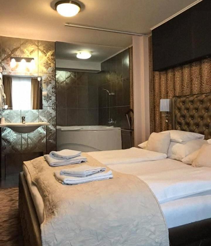 Palermo Panzio Hotel นีเรกฮาซา ภายนอก รูปภาพ