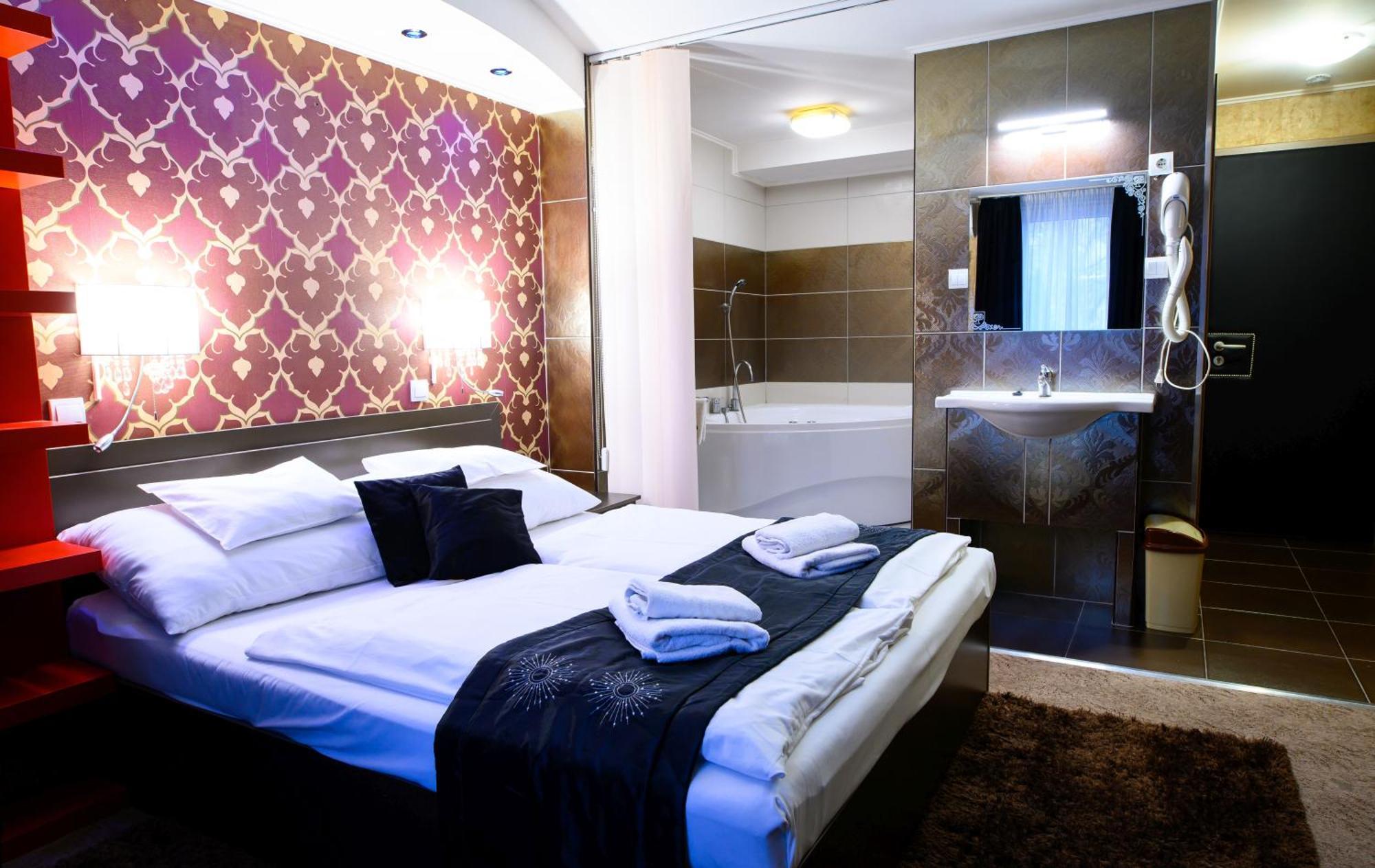 Palermo Panzio Hotel นีเรกฮาซา ภายนอก รูปภาพ