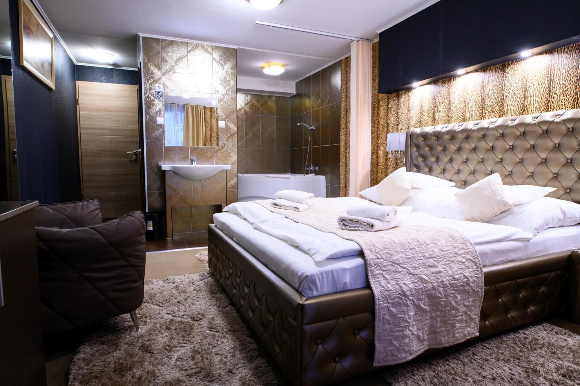 Palermo Panzio Hotel นีเรกฮาซา ภายนอก รูปภาพ