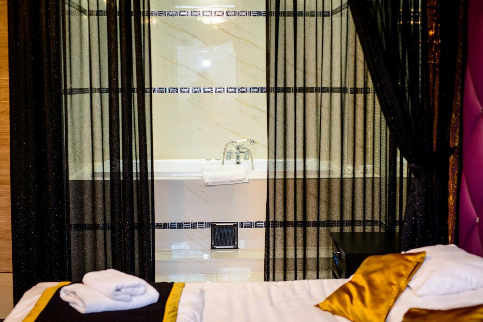 Palermo Panzio Hotel นีเรกฮาซา ภายนอก รูปภาพ