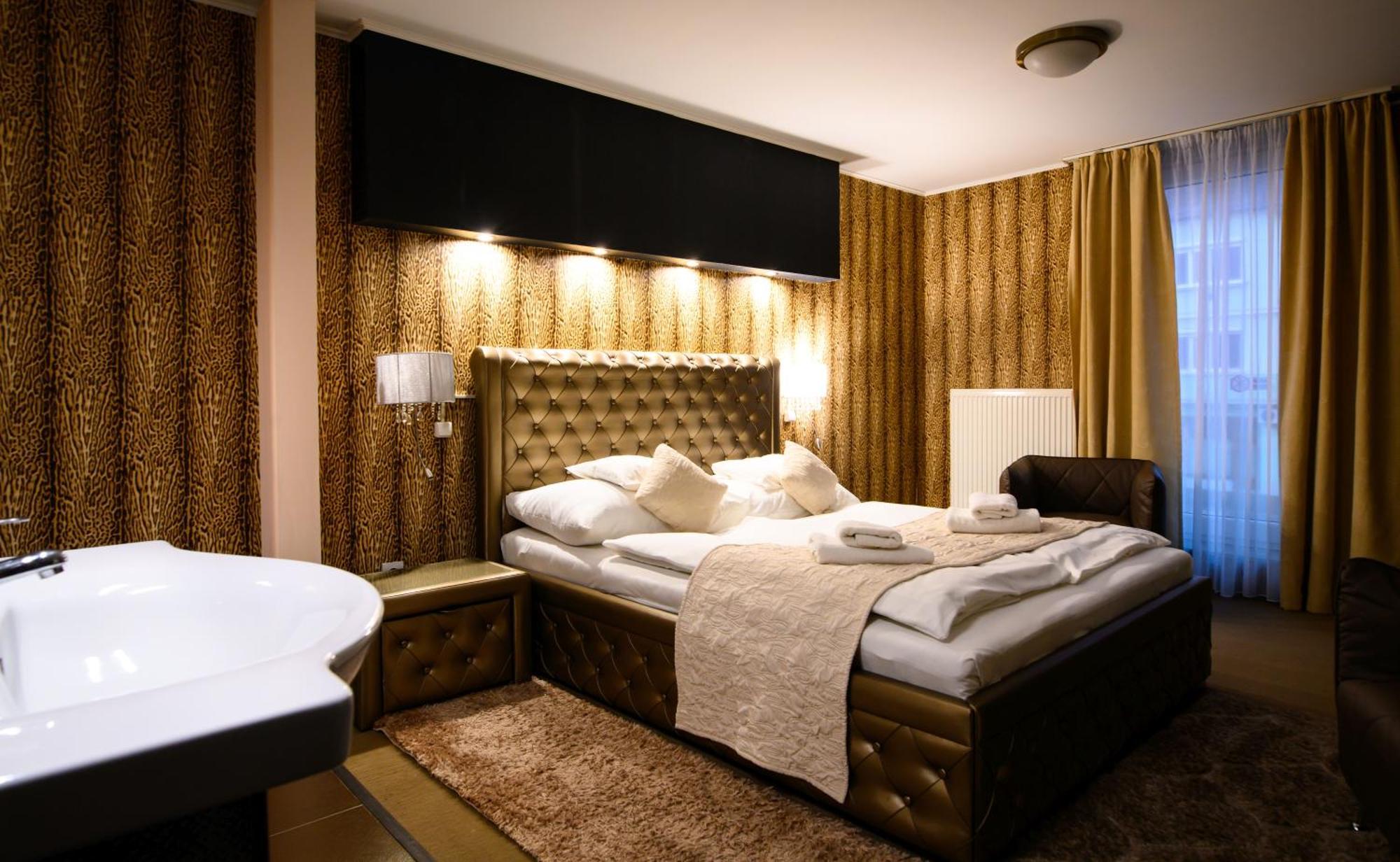 Palermo Panzio Hotel นีเรกฮาซา ภายนอก รูปภาพ