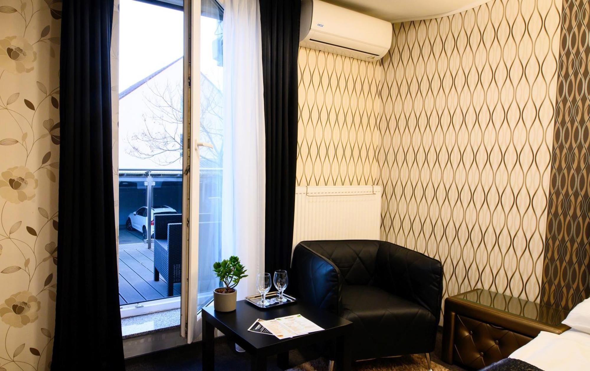 Palermo Panzio Hotel นีเรกฮาซา ภายนอก รูปภาพ