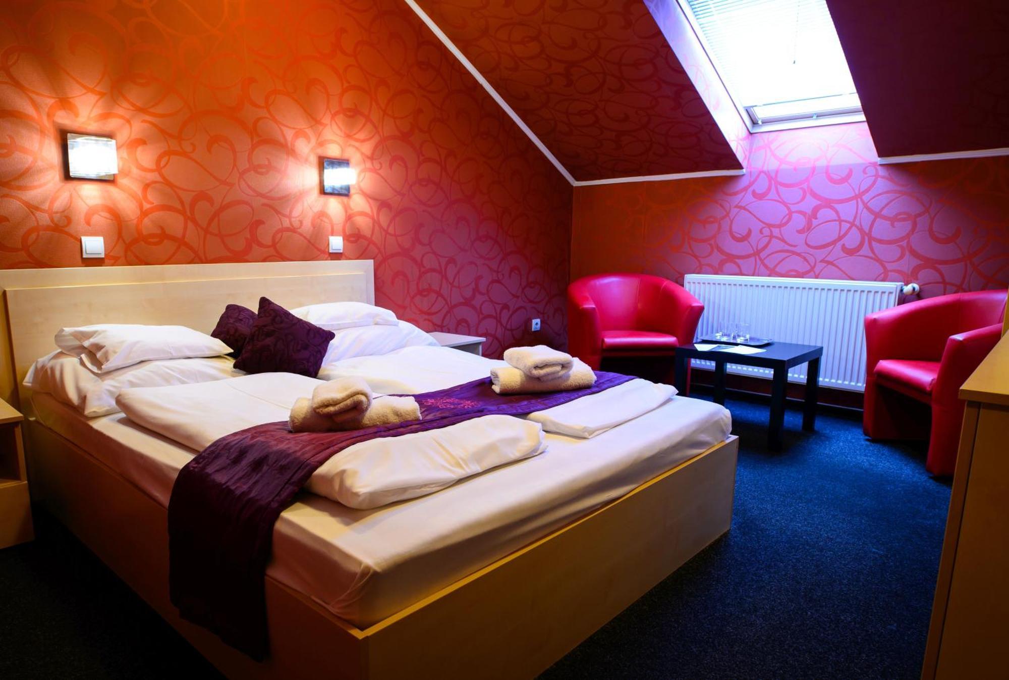 Palermo Panzio Hotel นีเรกฮาซา ภายนอก รูปภาพ